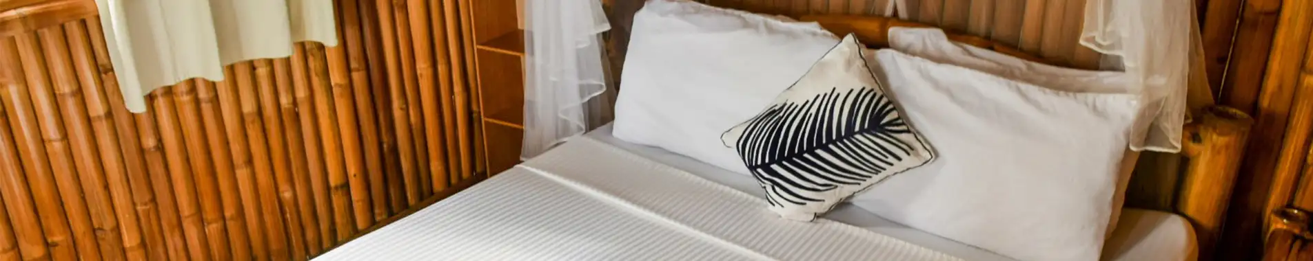 Chambres en bambou en bord de mer