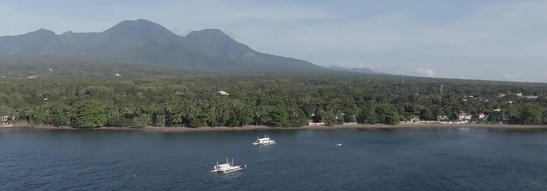 Tropical beachfront at La Tortue Diving Center in Dauin