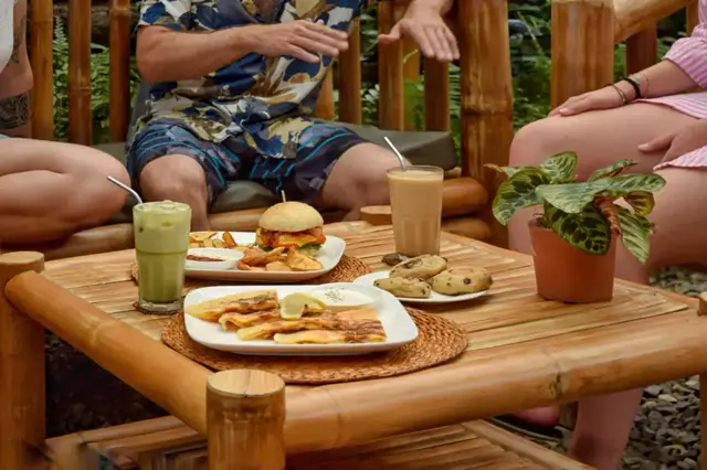 Repas en bord de mer à La Tortue à Dauin
