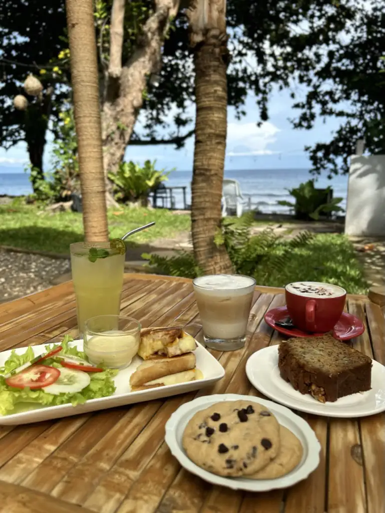 Grande table de plats au restaurant La Tortue
