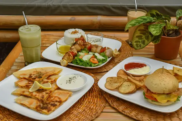 Plats sur table en bois à La Tortue