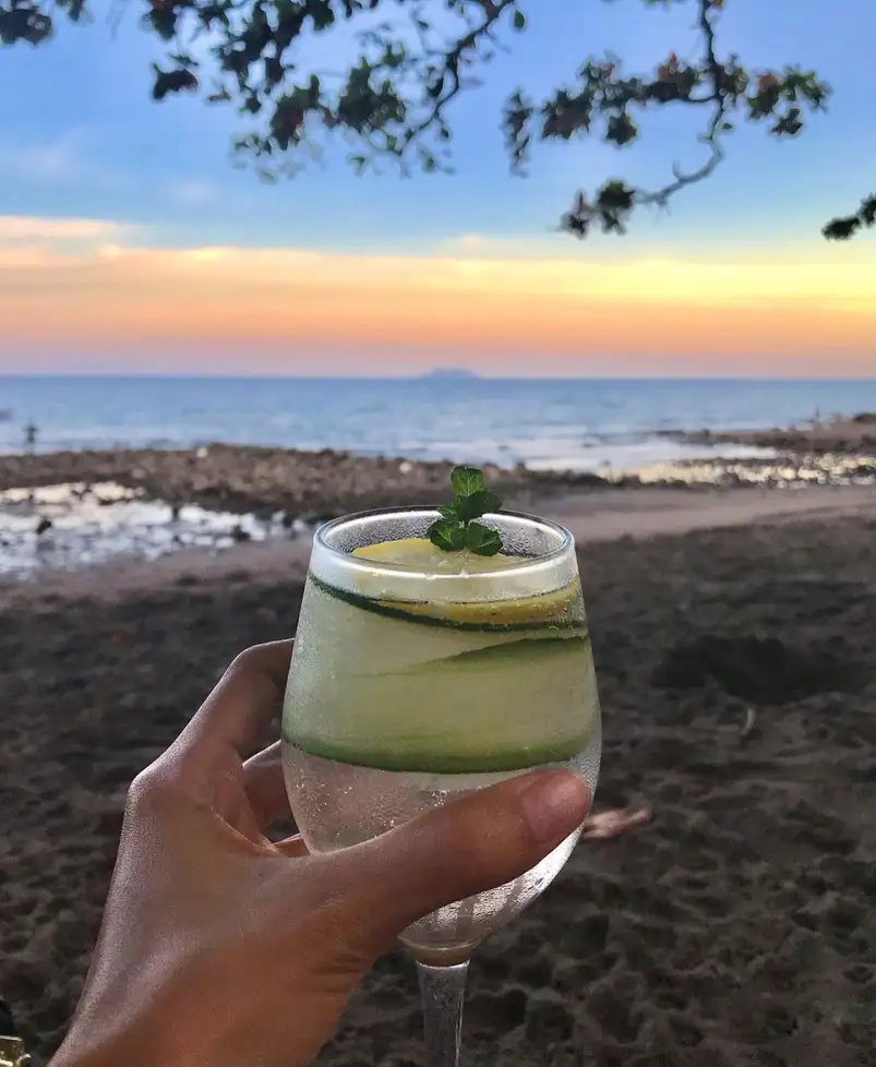 Cocktails au coucher du soleil a La Tortue